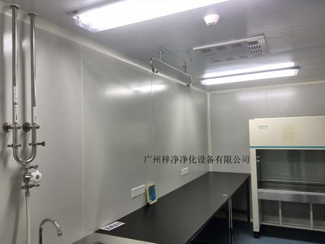 建造和使用洁净室能有效减少室内诱入、产生及滞留粒子。