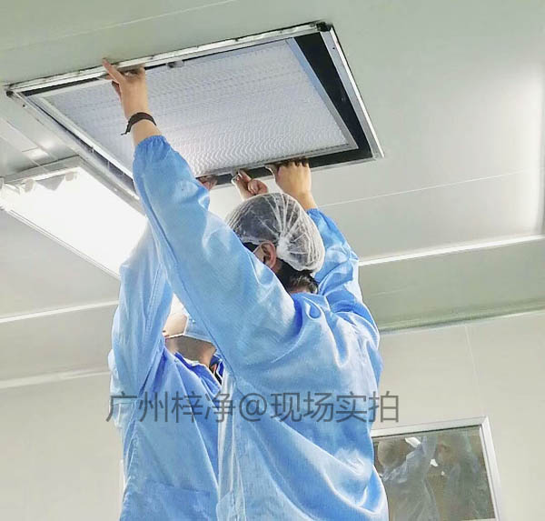 工作人员正在安装无尘室高效过滤器