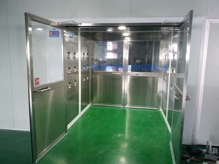双开门货淋室前门打开,后门紧锁 防止洁净室与非洁净室空气对流。