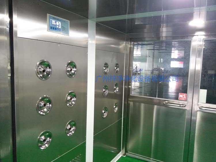 双开门货淋室工作区配智能控制器,方便人员使用操作。