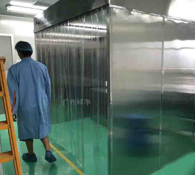 负压称量罩(室)是一种用于制药,微生物研究和科学实验等场所专用的局部净化设备,它提供一种垂直单向气流。
