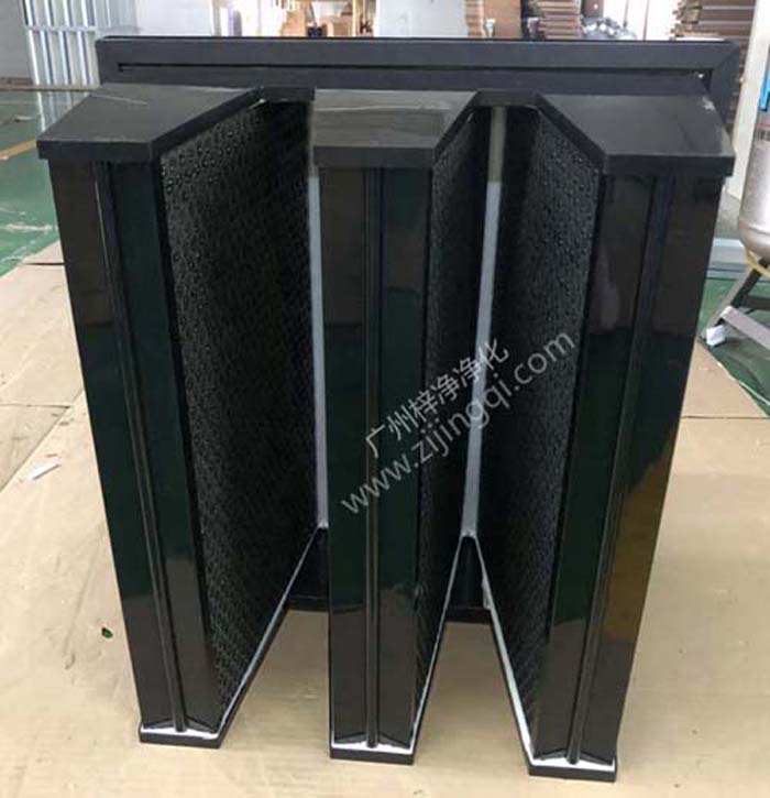 组合式活性炭过滤器主要采用的颗粒状活性炭,如椰壳活性炭、柱状活性炭等，均匀灌注并封存在特定的蜂窝状基材内