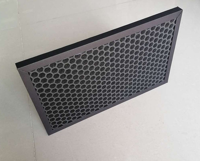 板式蜂窝活性炭过滤器又称为蜂窝活性炭过滤网或者平铺式颗?；钚蕴靠掌似? width=