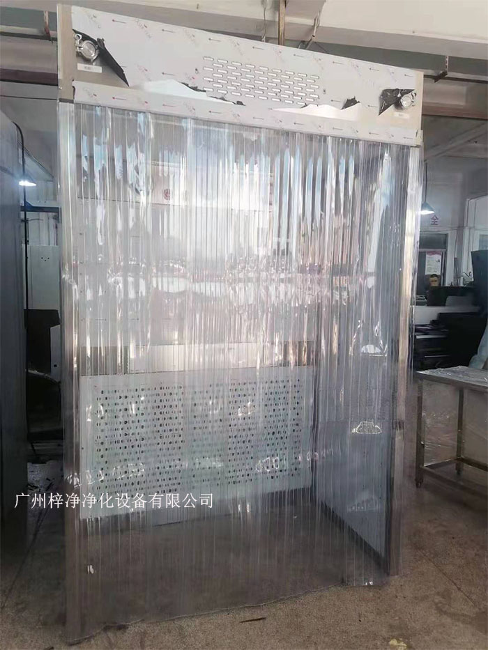 负压称量罩室内空气经初效过滤器、中效过滤器，由离心风机压入静压箱，在经高效过滤器后从气流扩散送风单元出风面吹出