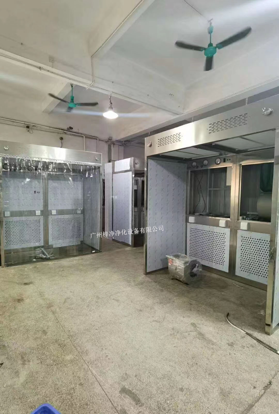 负压称量室设备由工作区、回风箱体、风机箱体、出风箱体及外箱体几大部分拼装而成。