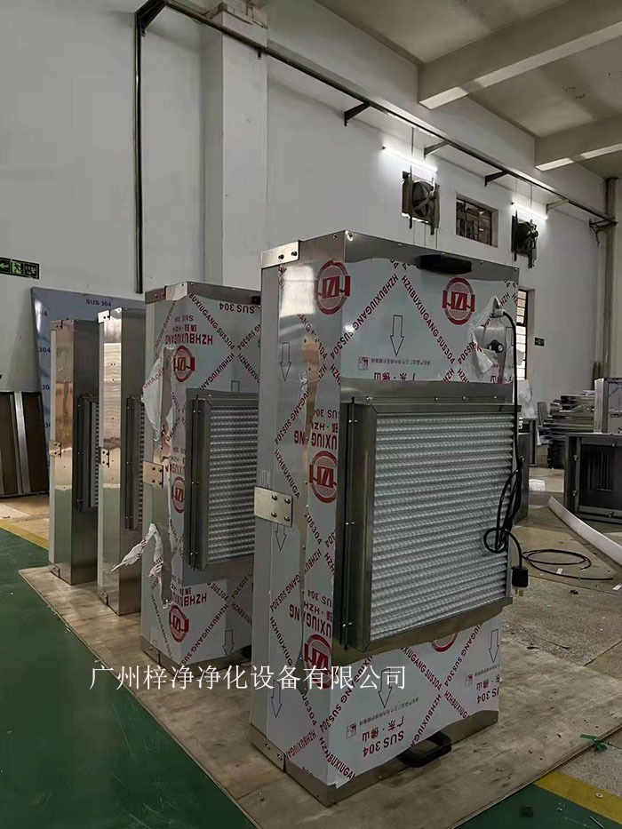 洁净棚风机从FFU的顶部将空气吸入，经过初效过滤器，高效过滤器的过滤，过滤后的洁净空气以0.45m/s±20%的风速在整个出风面匀速送出到棚内。