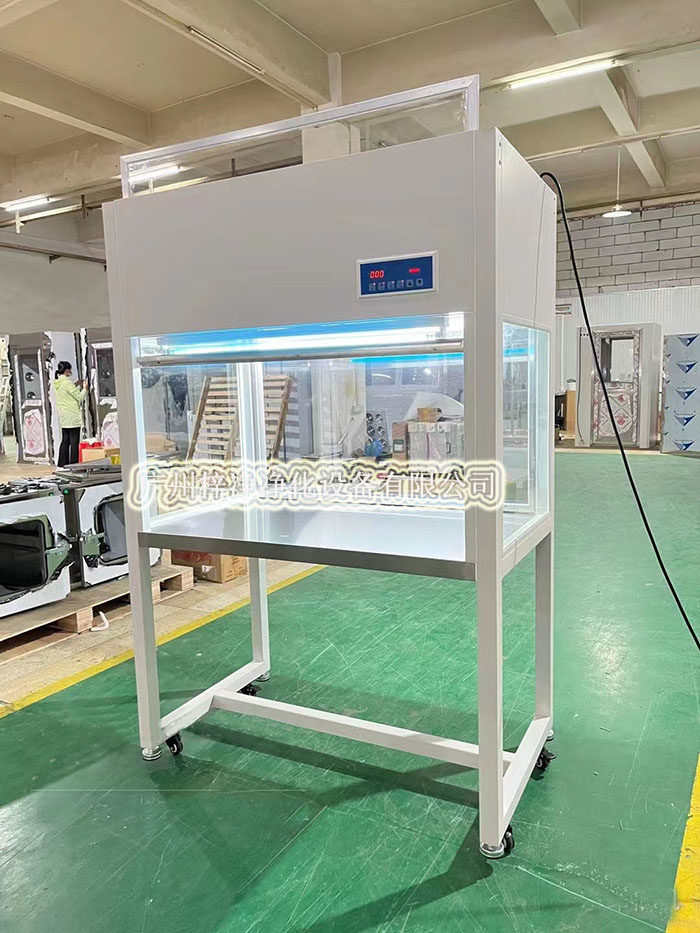 洁净工作台底部配备排风系统，通过高效过滤器净化后的空气从下而上流过洁净工作台台面，实现自净效果。